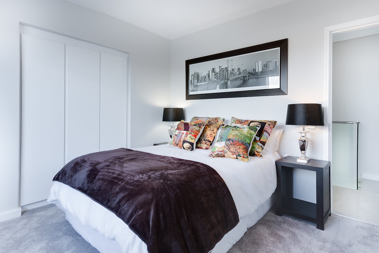 Jak urządzić stylową sypialnię z&nbsp;nowoczesnym łóżkiem?